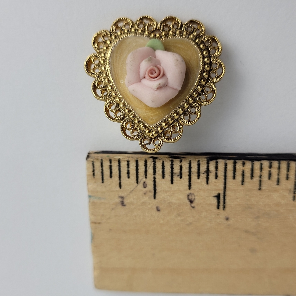 Vintage Gold Tone Filigree Victorian Heart Shaped Porcelain Rose Clip On Earring - Picture 6 of 7